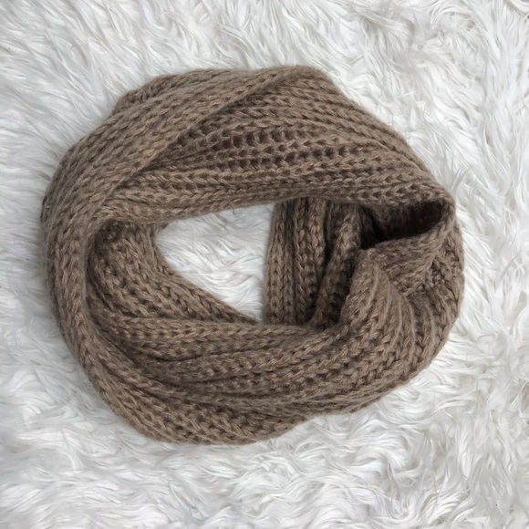 Beautiful scarf - Picture 1 of 2
